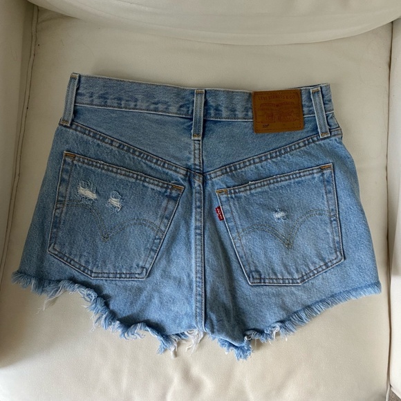 NWOT Levi's 501 High Rise Light Wash Distressed Jean Short 24 W - Picture 5 of 5